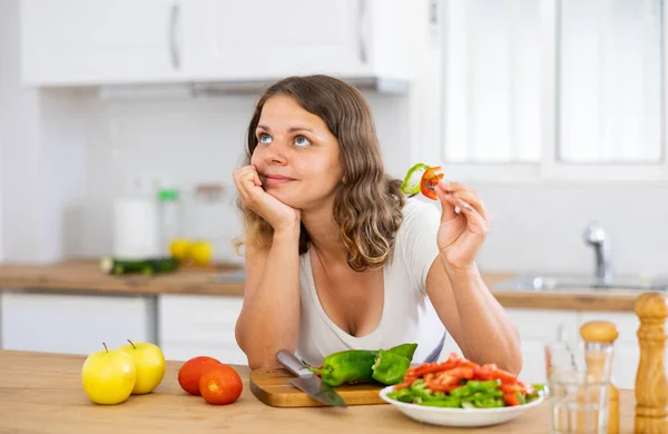 Jonge Huisvrouw Eet Groentesalade Van Bord Thuis Keuken — Stockfoto