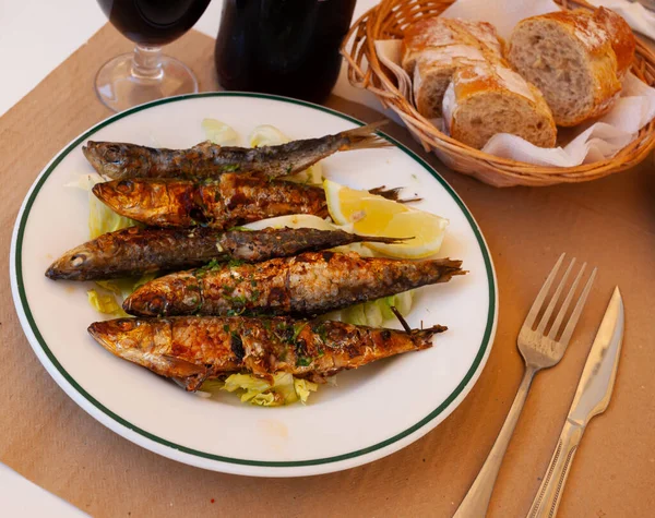 Deliciously Fried Many Sardines Served Lemon Plate Nobody — Stock Photo, Image