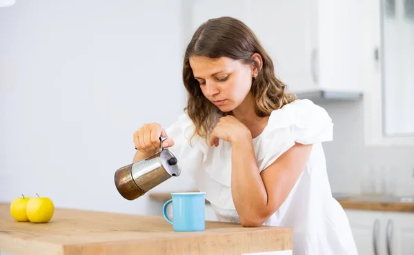 Young Girl Pours Coffee Cup Geyser Coffee Maker Home Kitchen — Stock Photo, Image