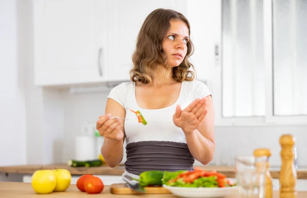 自宅で台所でサラダを食べる夜の不快感の女性の肖像画 健康的な夕食を持っている不満女性 — ストック写真