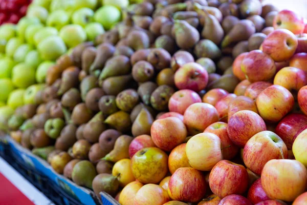 Peras Verdes Maduras Manzanas Rojas Mostrador Mercado Cosecha Otoño — Foto de Stock