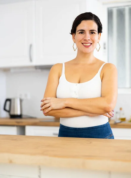 Portret Pozytywnej Dziewczyny Gospodyni Domowa Stojącej Kuchni Domowej — Zdjęcie stockowe