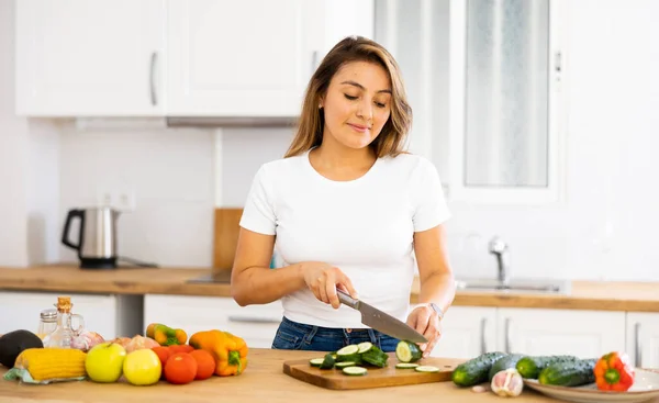 Ung Leende Kvinna Hugga Grönsaker Köket Laga Vegan Skålen — Stockfoto