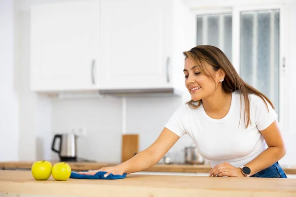 Smiling Young Hispanic Woman Wiping Dust Kitchen Surfaces Cleaning Rag — Stock Photo, Image