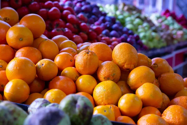 市場のカウンターでオレンジを熟す 高品質の写真 — ストック写真