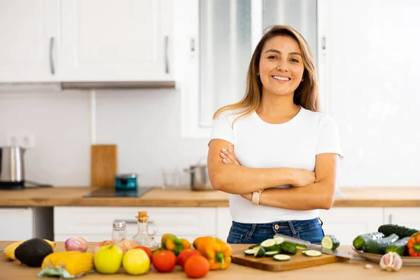 Portret Van Een Tevreden Huisvrouw Die Salade Bereidt Moderne Keuken — Stockfoto