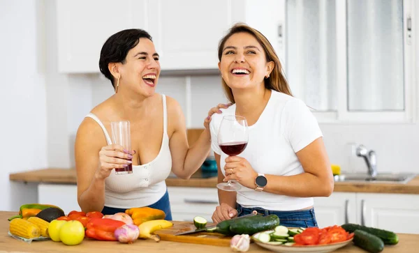 Två Glada Kvinnliga Vänner Tillagar Sallad Och Dricker Rött Vin — Stockfoto