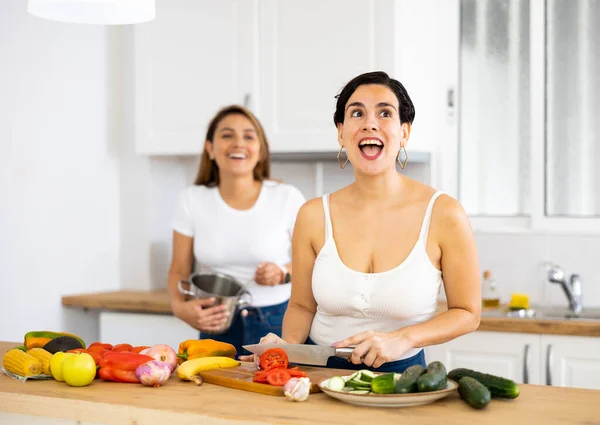 Jovem Mulher Hispânica Alegre Com Companheiro Quarto Fêmea Cozinhar Juntos — Fotografia de Stock