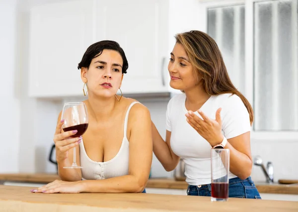 Young Woman Consoling Depressed Woman Table Kitchen — Stock Photo, Image