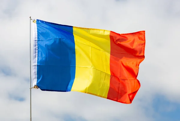 Staten Rumäniens Flagga Fladdrar Mot Den Blå Himlen — Stockfoto