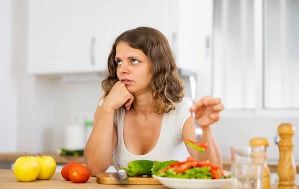 Retrato Mulher Descontente Camisa Noite Comendo Salada Cozinha Casa Mulher — Fotografia de Stock