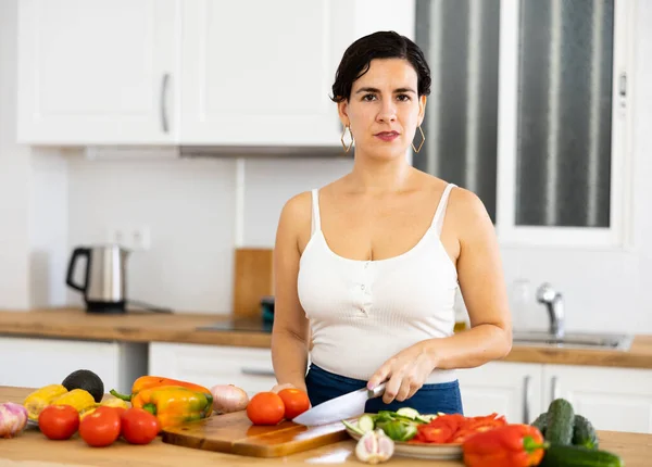 Gülümseyen Genç Spanyol Kadın Mutfakta Duruyor Taze Sebze Salatası Hazırlıyor — Stok fotoğraf