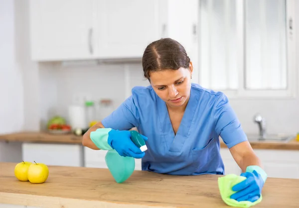 Professionell Städare Torkar Bordet Köket Med Trasa — Stockfoto