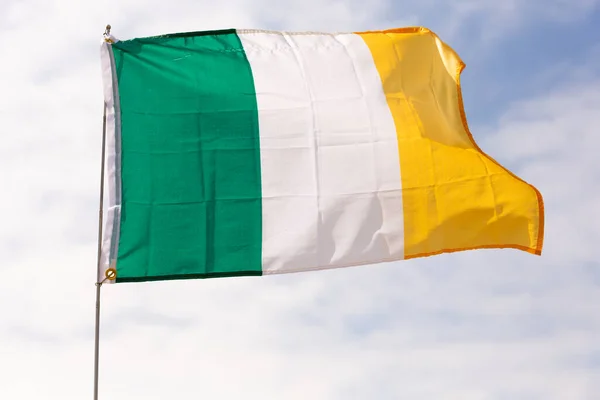 Irlands Flagg Festet Metallpinne Som Vinker Mot Bakgrunnen Skyet Himmel – stockfoto