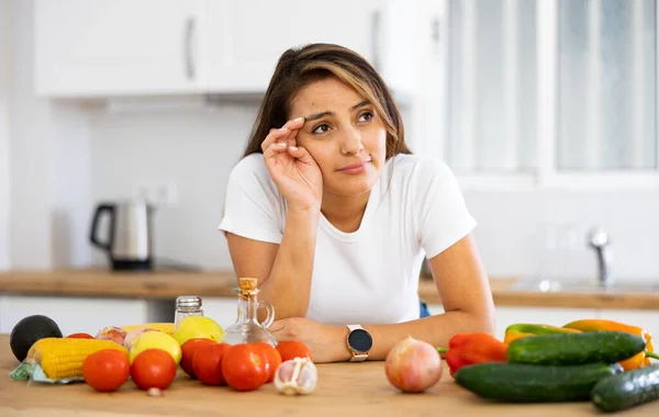 Mulher Jovem Triste Olhando Para Vegetais Cozinha Problemas Dieta — Fotografia de Stock