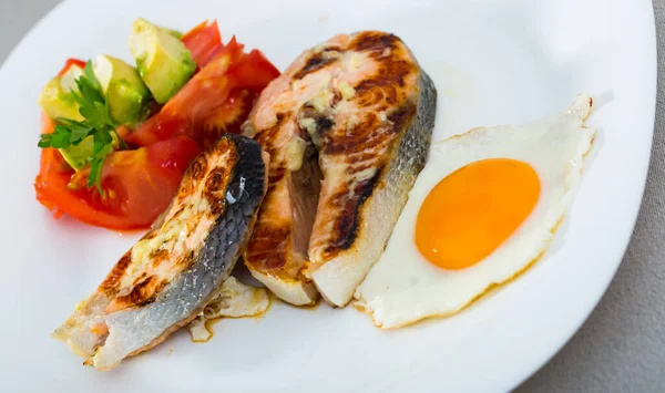 Lezzetli Kızarmış Somon Balığı Taze Sebzelerle Servis Edilen Kızarmış Yumurta — Stok fotoğraf