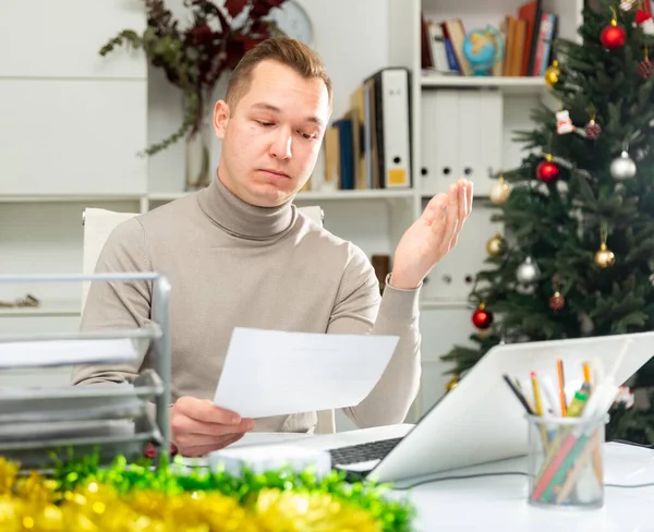 Trabajador Oficina Frustrado Sentado Mesa Haciendo Papeleo Diario Durante Navidad — Foto de Stock