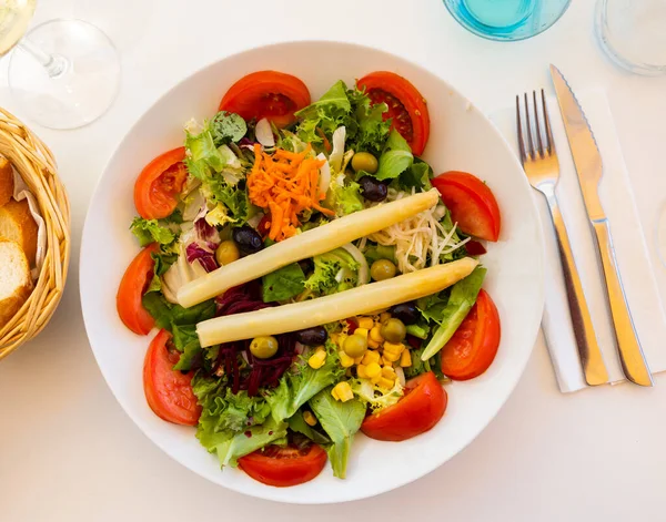 Portion Fresh Mediterranean Salad Made Olives Corn Lettuce Beetroot Asparagus — Stock Fotó