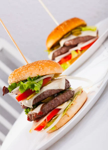 Deux Délicieux Hamburgers Frais Avec Fromage Salade Laitue Oignon Tomates — Photo