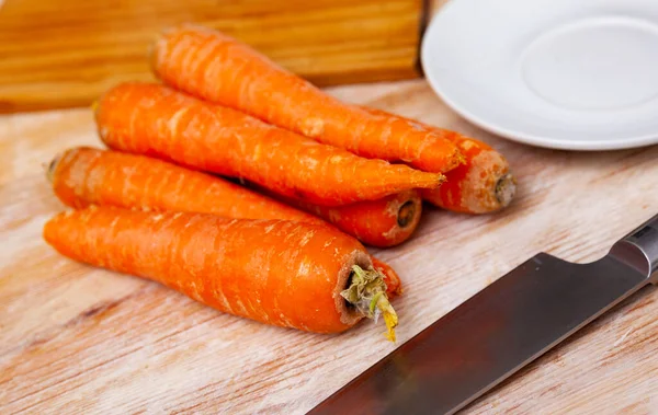 Manojo Zanahorias Naranjas Frescas Mesa Cocina Madera Preparación Alimentos — Foto de Stock