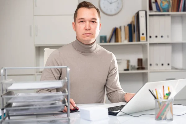 Man Kontorsarbetare Sitter Vid Skrivbordet Och Använder Laptop Sin Arbetsdag — Stockfoto