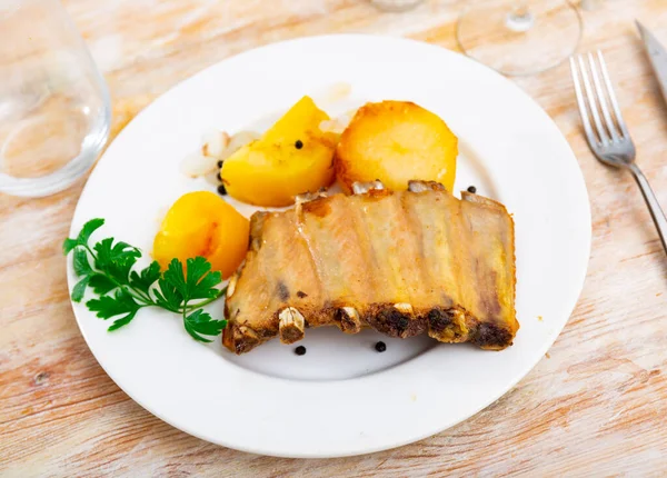 Plate Juicy Fatty Fried Pork Ribs Crust Seasoned Coarse Salt — Stock Photo, Image