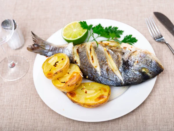Peixe Dorada Frito Inteiro Servido Prato Branco Com Guarnição Vegetal — Fotografia de Stock