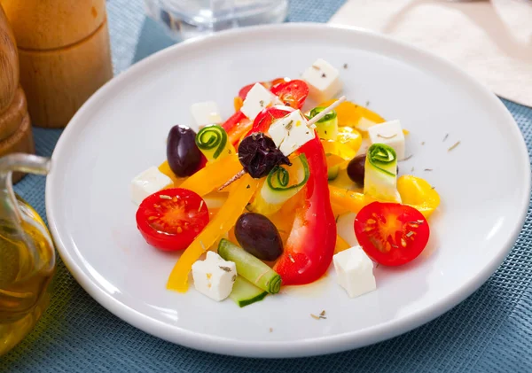 チーズとオリーブオイルとギリシャの野菜サラダ 高品質の写真 — ストック写真