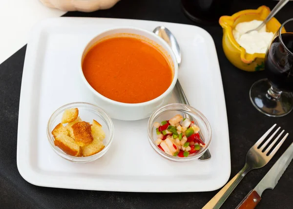 安达卢西亚传统冷汤锅中的番茄酱 — 图库照片