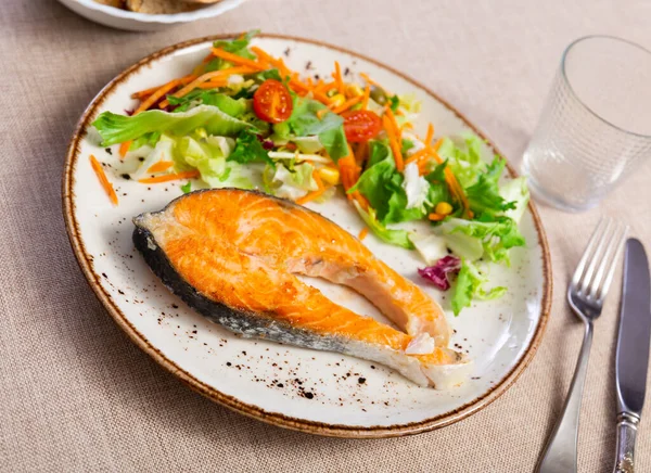 Yanında Salata Ile Servis Edilen Lezzetli Somon Balığı — Stok fotoğraf