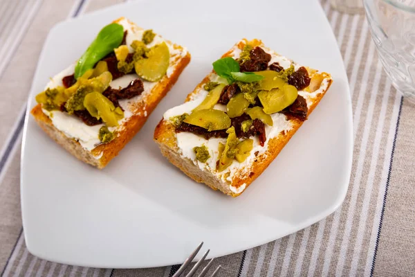 Appetizer Bruschetta Sun Dried Tomatoes Olives Cheese — Stock Photo, Image