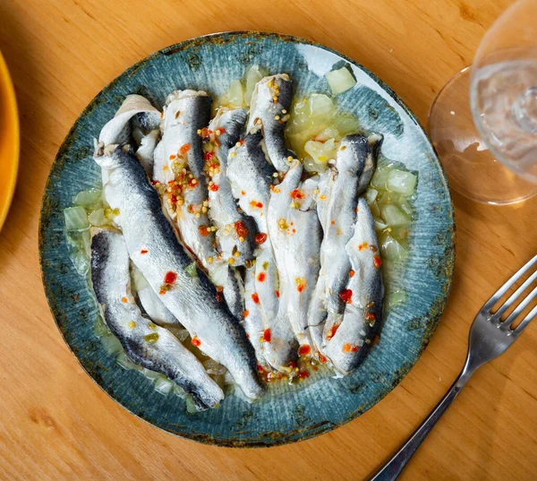 Soğan Dilimleriyle Servis Edilen Lezzetli Çiğ Ringa Balığı — Stok fotoğraf