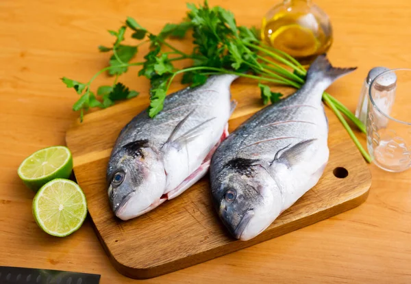 Peixe Dorado Cru Servido Com Raminho Verduras Limão Suculento — Fotografia de Stock