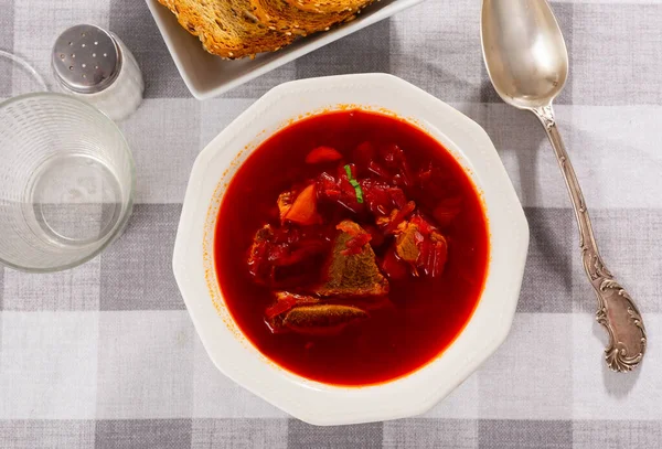 Just Prepared Portion Red Beetroot Soup Svekolnik Served Table Russian — Stock Photo, Image