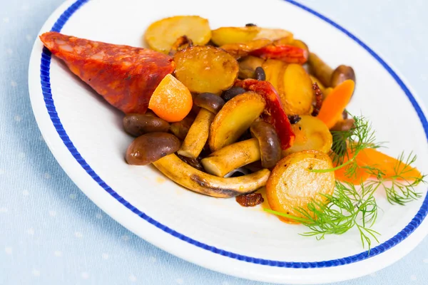 Assiette Délicieuses Pommes Terre Frites Avec Champignons Oignon Chorizo Saucisse — Photo