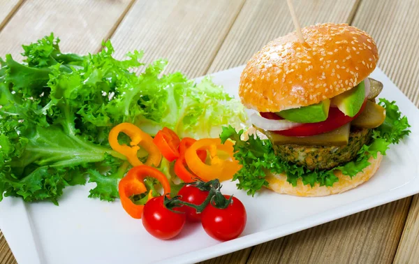 Pyszny Hamburger Falafel Sałatą Pomidorem Cebulą Ogórkami Marynowanymi Awokado Podawane — Zdjęcie stockowe