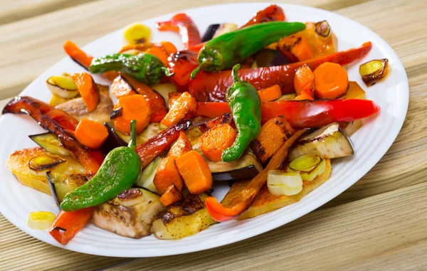 Gemüse Scheiben Geschnitten Ofen Gebacken Schönes Servieren Auf Einem Teller — Stockfoto