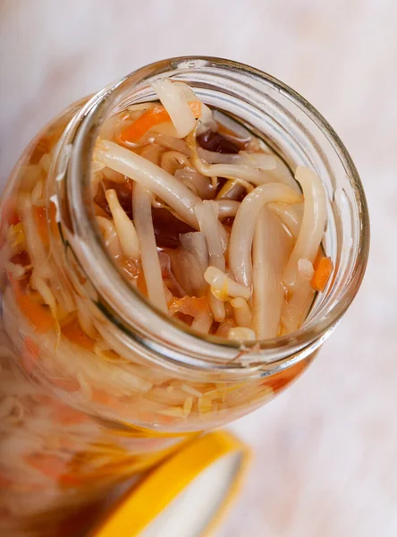 异国情调的中国沙拉 用腌制豆芽 胡萝卜 胡椒粉和玻璃瓶中的玉米芯制成的素食开胃菜 — 图库照片