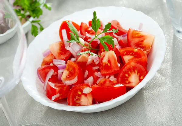 Köstlicher Gemüsesalat Mit Tomaten Und Zwiebeln Auf Weißem Teller — Stockfoto