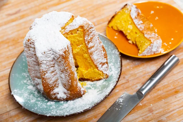 Popular Sponge Cupcake Cut Appetizing Pieces Sprinkled Powdered Sugar — Zdjęcie stockowe