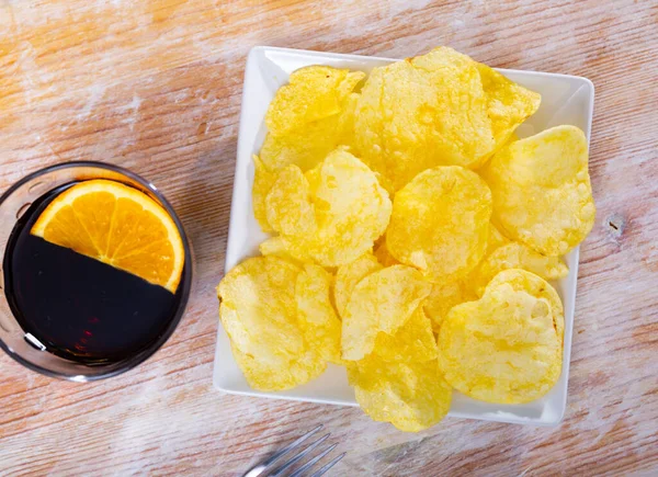 Smażone Okrągłe Chipsy Ziemniaczane Rozsmażone Talerzu Szklanka Wermutu Plasterkiem Pomarańczy — Zdjęcie stockowe