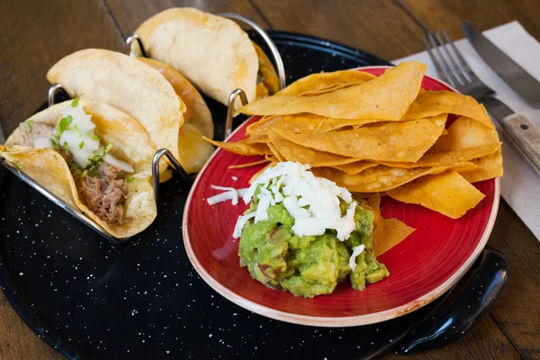 Pyszne Meksykańskie Tacos Carnitas Krewetkami Kukurydzą Oraz Chrupiące Nachos Guacamole — Zdjęcie stockowe