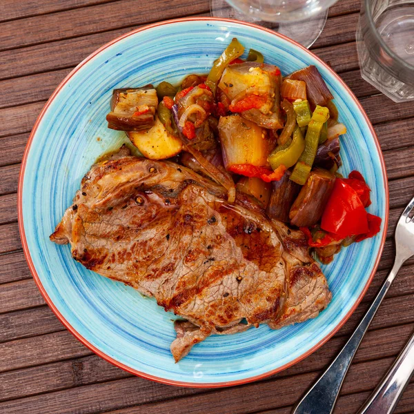 Grillat Lamm Med Stuvade Grönsaker Vit Tallrik Hälsosam Middag — Stockfoto