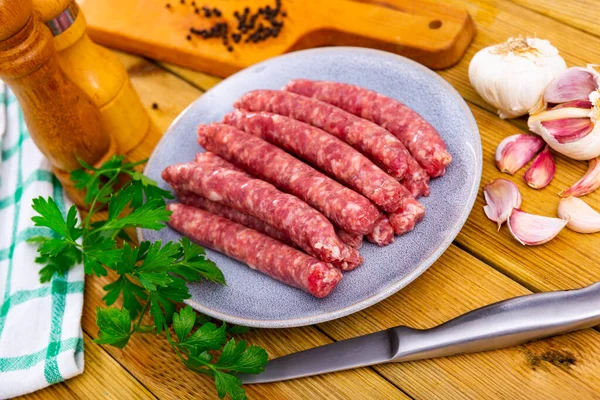 Salsichas Cruas Longaniza Preparado Para Churrasco Placa Produtos Tradicionais Carne — Fotografia de Stock