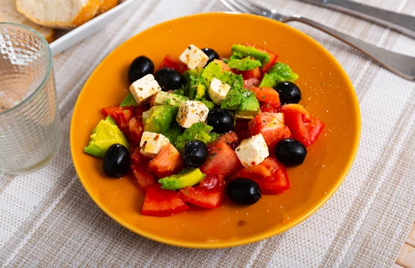 Homemade Vegetarian Salad Black Olives Cheese Tomato Avocado Served Plate — Stock Photo, Image