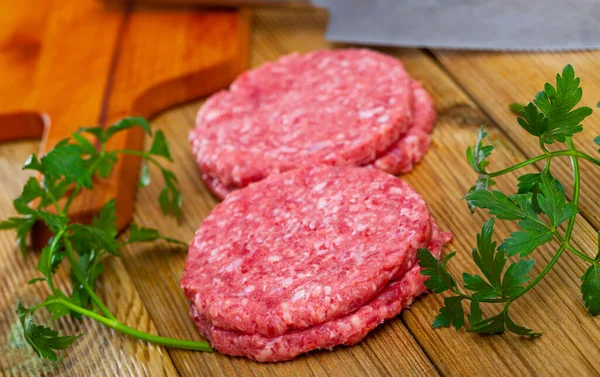 Obraz Surowego Kotlet Burger Zieleni Przed Gotowaniem Nikt — Zdjęcie stockowe