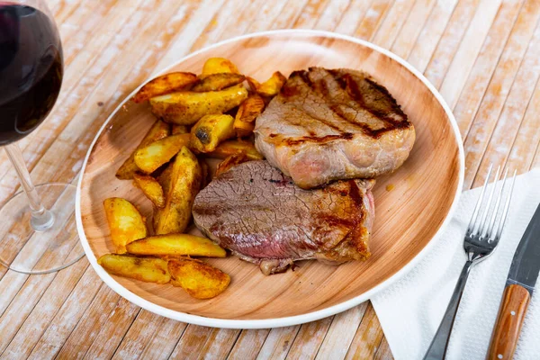 Gebratenes Rindfleisch Vom Grill Mit Gebackenen Kartoffeln Auf Einem Teller — Stockfoto
