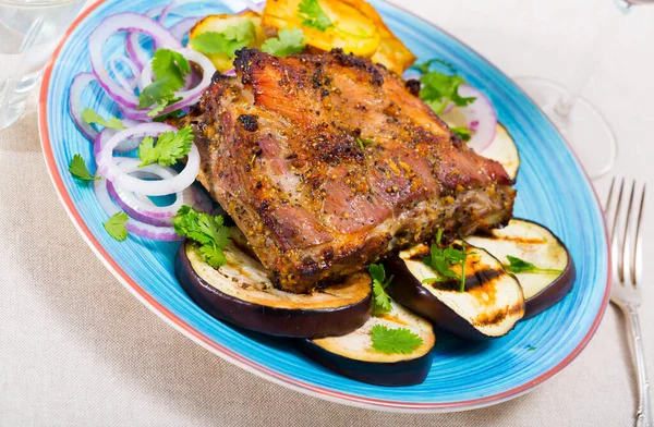 Juicy Barbecue Rack Pork Served Grilled Eggplant Potato Onion Rings — Stock Photo, Image