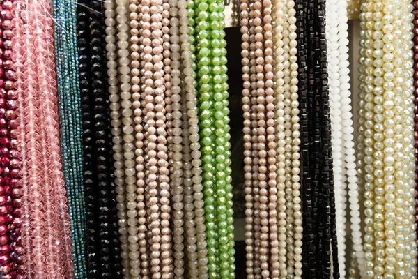 Perles Diverses Pierres Semi Précieuses Sur Stand Une Bijouterie — Photo