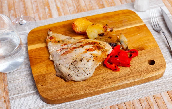 Fried Piece Pork Slices Potato Pepper Chopped Straws Served Wooden — Stock Photo, Image